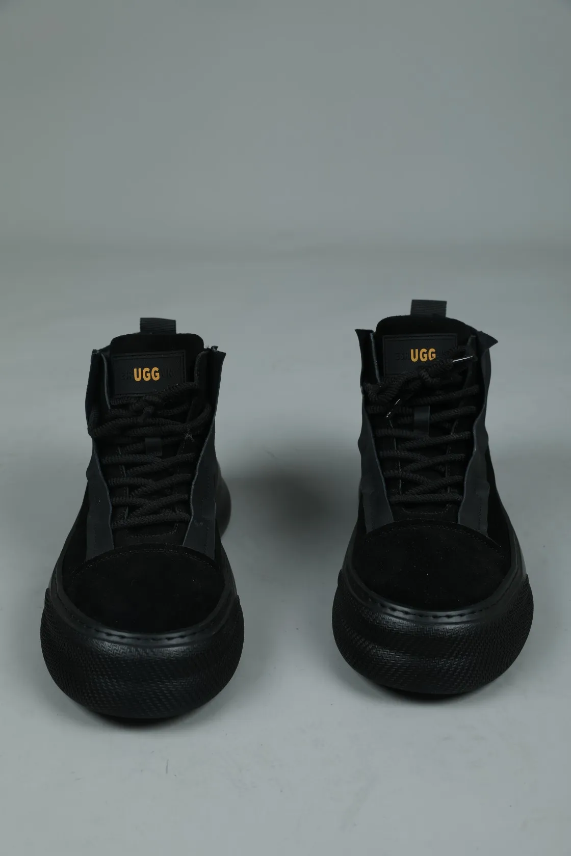 Men's shoes 💰600 IUGGI handsome double-sided short boots. I was attracted by it at first sight. Exclusive and original private outsole. Super soft and light rebound. Top layer calfskin grain frosted. Full texture. All sheep fur inside. Size: 39-44 Model 3681